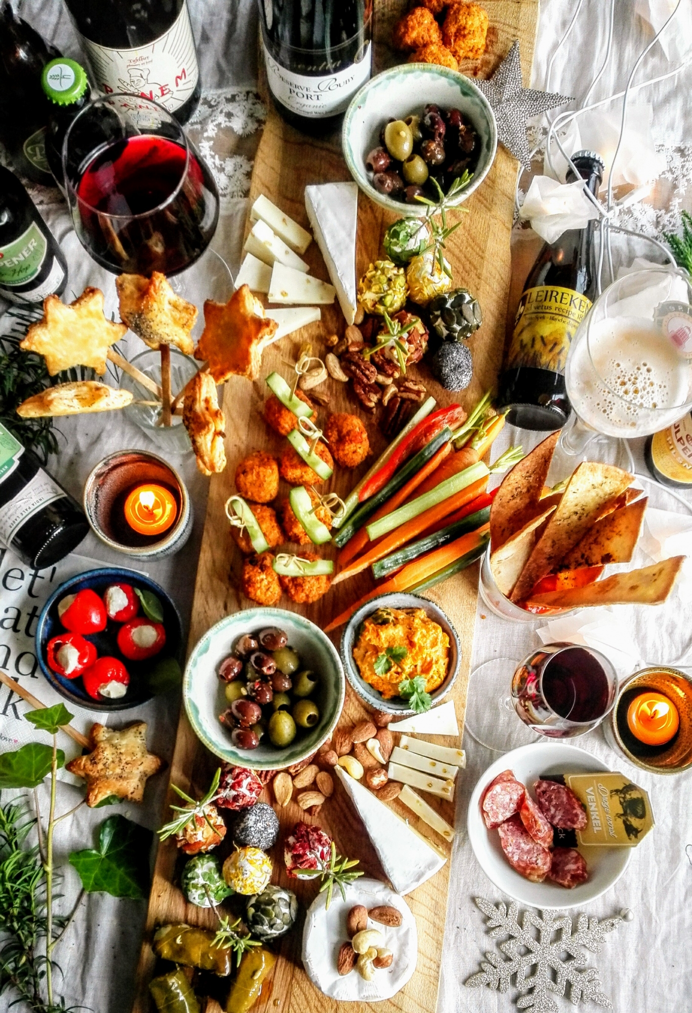 Luxe borrelplank met wijn en kaas