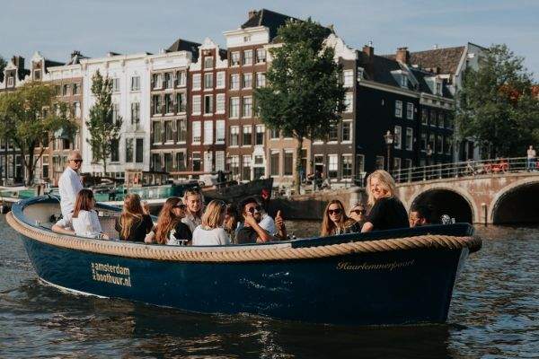 Gezelschap aan boord van de sloep